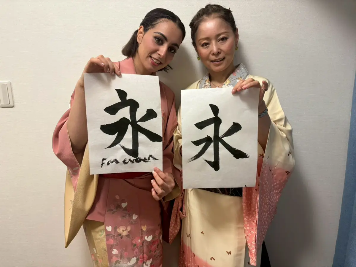 浴衣を着た書道体験ゲスト