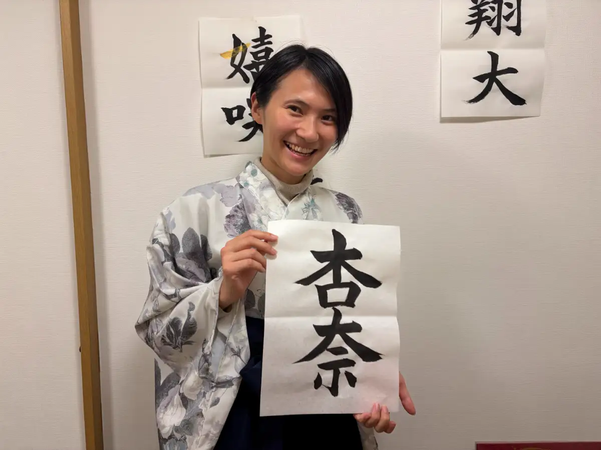 杏奈 — 笑顔のお客様と完成作品 / Tokyo Calligraphy Mia